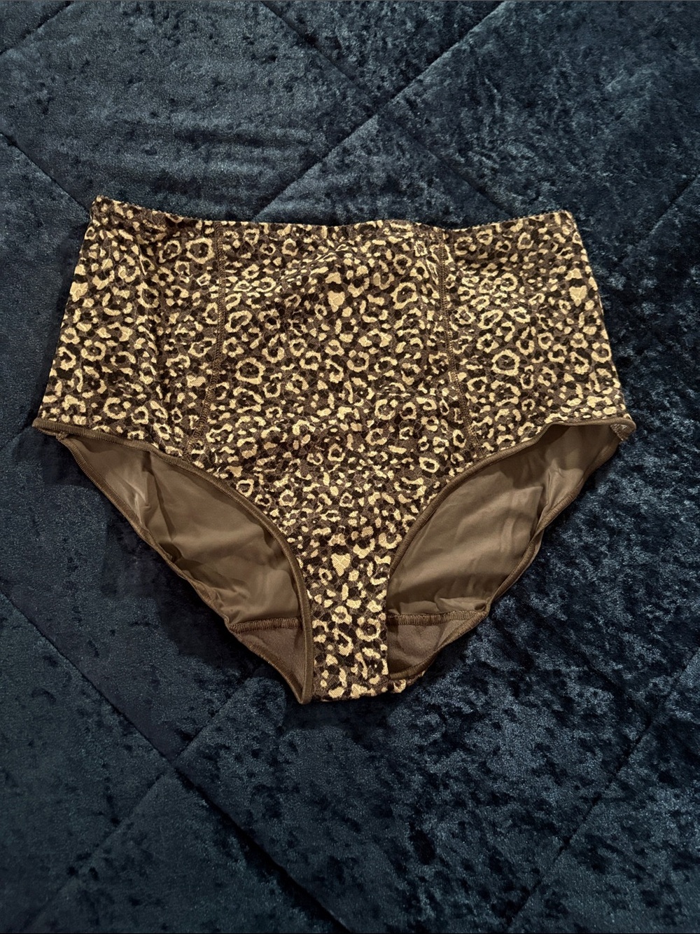 NWOT Chantelle High Waist Panty Every
Curve Brief Cheetah Print L - Picture 2 of 5